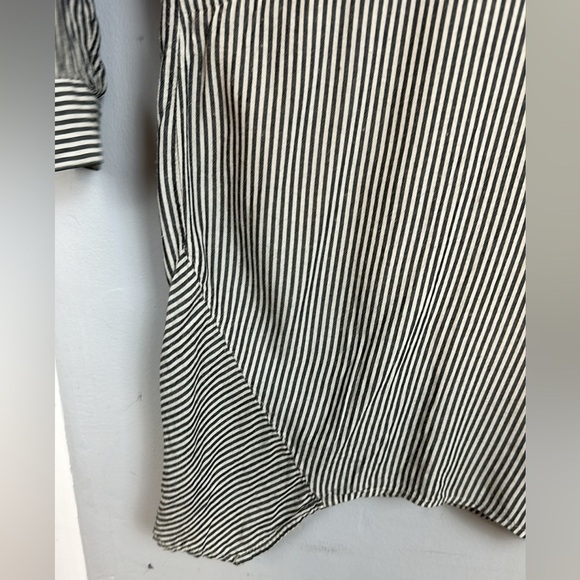 Premise Studio Gray White Stripe Sharkbite Hem Top 2X - Picture 10 of 14